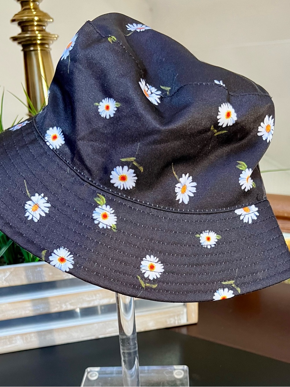 ALICE + OLIVIA x FabFitFun Reversible Navy & White Daisy Bucket Hat